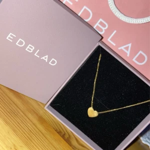 Hjärthalsband - Ett jätte fint guldhalsband från Edblad. Säljer det pga det aldrig kommit till användning, har både  asken och påsen (se bilden). Har även kvittot kvar.  Pris går självklart att diskuteras