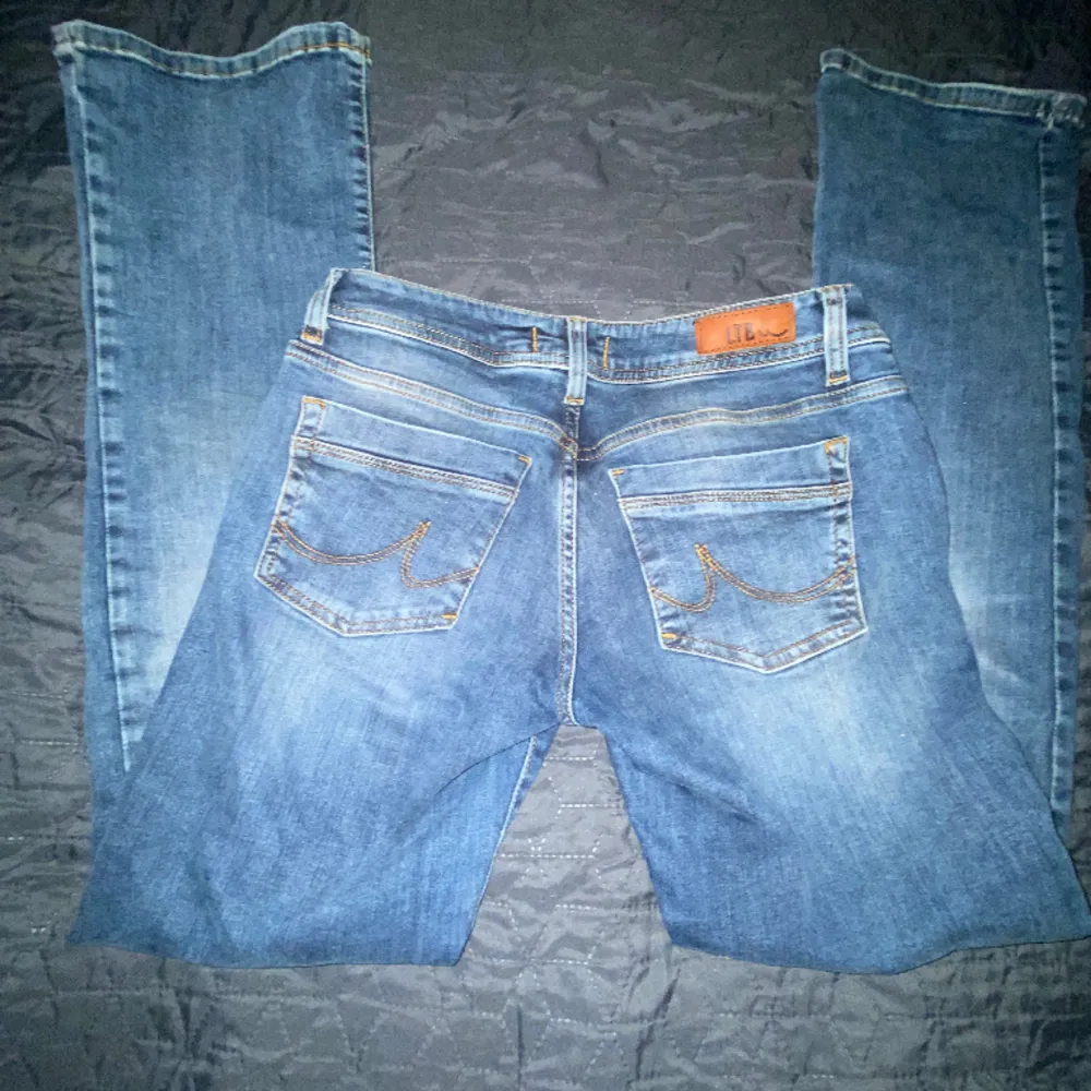 Ltb jeans  Super bra skick, lågmidjade o bootcut knappt använt❤️ Modell valeria  Skriv gärna vid frågor💓 Storlek 27 med längd 32. Jeans & Byxor.