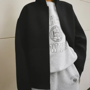 Zip Hoodie Zara  - Säljer denna zip hoodie från Zara som är i lite tjockare material. Funkar perfekt som en tunnare jacka/kappa.🤩