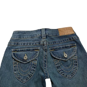 True Religion Jeans  - Midjemått 35cm. Ytterbenet 104,5cm innerbenet 85cm. Kontakta vid intresse!