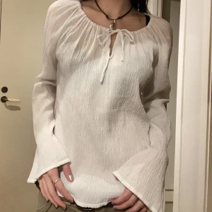 Jätte vacker flowy tröja - Superfin somrig och vårig tröja som påminner mig om att springa genom en äng hih. Jätte bekväm och smickrande. Kan också vara en off the shoulder top. Hör av dig om du har några frågor:)
