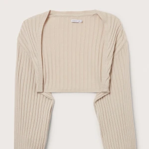 Beige bolero - Bolero i ljusbeige från Stockh lm studio via MQ. Använd 1 gång.