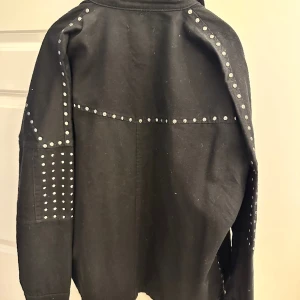 Zara jacka - Svart oversize denimjacka från Zara! Den är i storlek XS men sitter större än så, samlar på sig lite ludd men inget som inte går att ta bort! Använd ett fåtalgånger