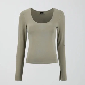 soft touch jersey top - säljer denna populära tröjan från gina tricot som är slutsåld på deras hemsida:( tröjan är endast testad! KOLLA IN MIN PROFIL HAR LAGT UPP MASSA NYTT! 