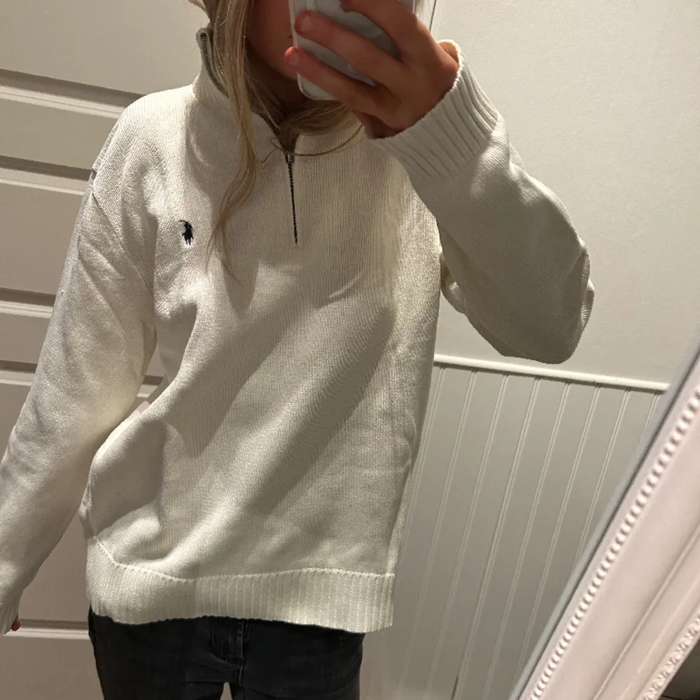 Såååå snygg ralph lauren zip som är vintage ❣️❤️‍🔥❤️‍🔥 väldigt lätt att styla ❣️ . Tröjor & Koftor.