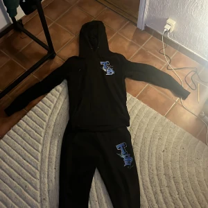 Trapstar Tracksuit  - Trapstar Tracksuit, köpt från trapstars Hemsida för ett tag sen, mycket bra kvalitet och väldigt skön. tracksuiten är rätt stor på mig, det är storlek M och jag är 183 cm. Pris kan Diskuteras 😊
