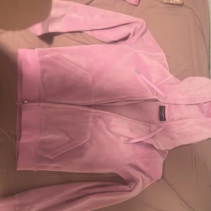 Rosa juicy set  - Byxorna är i storlek xxs och koftan är i storlek xs, de är för perosner som är 1,45-160. Säljer den pågrund av att jag har vuxit ur de snabbt. Tagit på mig de 2-3 gånger, pris kan dikuteras 