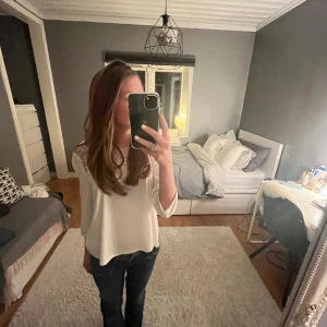 trekvartsärmad tröja - Nu säljer jag min fina trekvartärmade blus då den tyvärr inte kommer till användning. Den är som ny och har fina detaljer. 😊