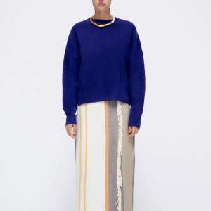 Mörkblå stickad tröja från Zara, storlek M. Använd fåtal gånger. Inköpspris 359kr, säljes för 200kr. Frakt tillkommer 