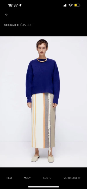 Zara stickad tröja  - Mörkblå stickad tröja från Zara, storlek M. Använd fåtal gånger. Inköpspris 359kr, säljes för 200kr. Frakt tillkommer 