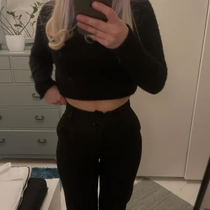 kostymbyxor madlady  - Säljer dessa madlady kostymbyxor eftesom dom tyvärr är för små. De har pressveck.  Dom är använda men i fint skick. Dom är lite slitna längst ner men det är näst intill omärkbart. ⭐️