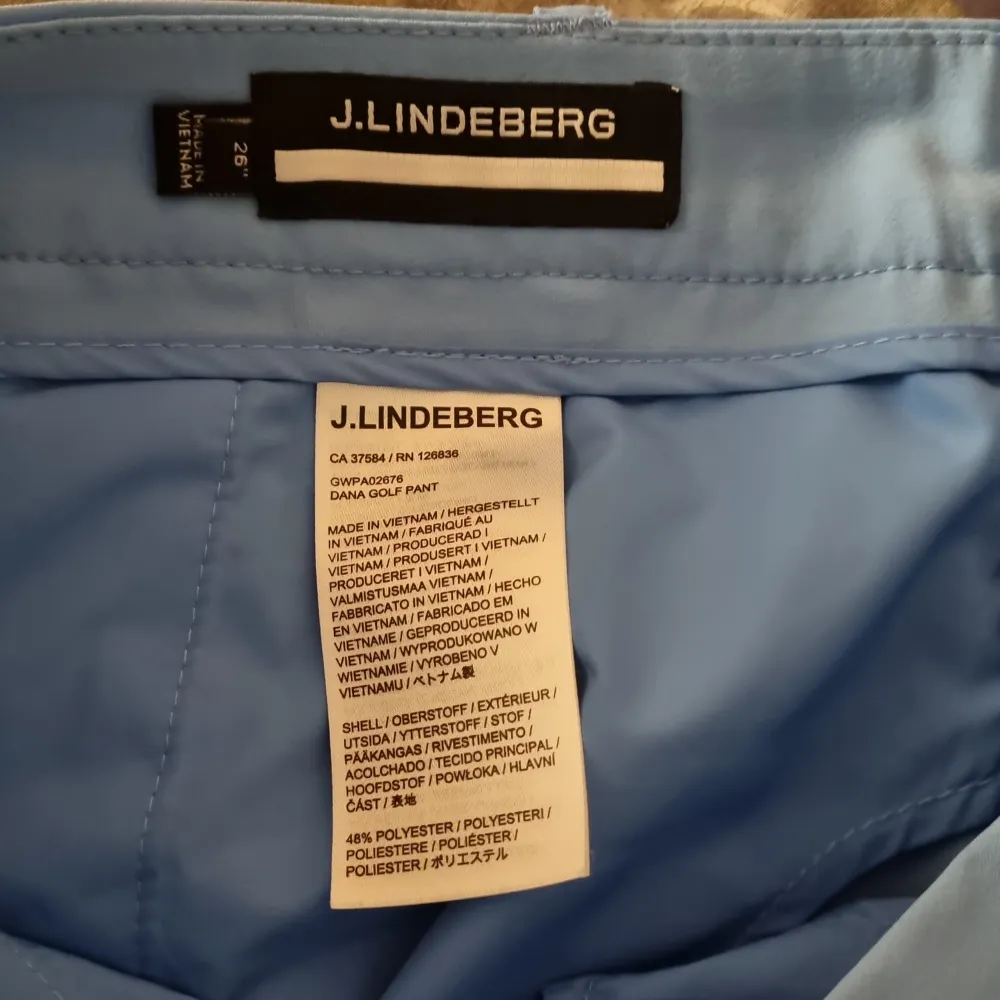 Golfbyxor från J.lindeberg  Har endast provat och storlek är 26 . Jeans & Byxor.