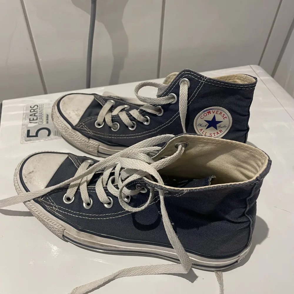 Ett par höga mörkblåa Converse (äkta) 💙. Skor.