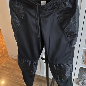 Reusch målvaktsbyxa - Målvaktsbyxa, skick 10/10 oanvänd.  Förstärkt material vid höft och knä. Inga märken, hål eller slitage. Strl M