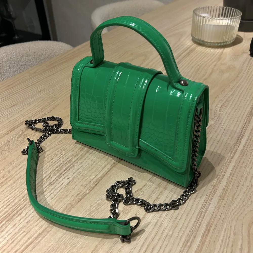 Endast använd ett tillfälle, mer grön i verkligheten.. Väskor.