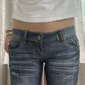 Jätte fina jeans med design på bakfickorna. Köpta på Plick men säljer då dom tyvärr var för små. Skulle säga att dom är typ bootcut men inte jätte❤️❤️ skriv vid intresse🥰