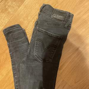 Svarta levi’s jeans i modellen mile high super skinny, storlek W25 L30