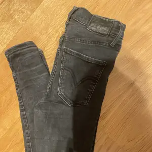 Svarta levi’s jeans i modellen mile high super skinny, storlek W25 L30