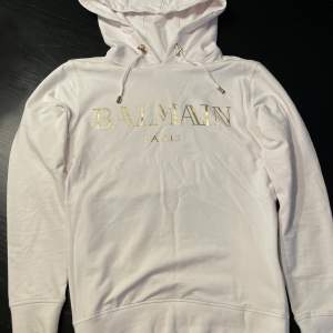 Sparsamt använd hoodie från Balmain i väldigt bra skick. Säljes pga att den inte kommer till användning.