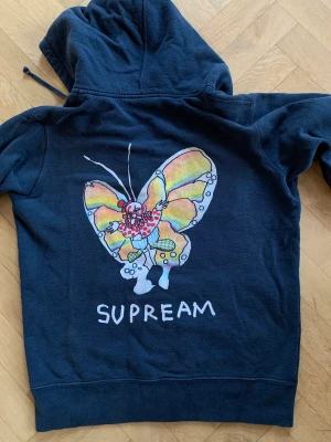 Supreme hoodie  - Använt mer fortfarande i fint skick. Har mycket kvar att ge. Priset ej hugget i sten 