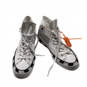 Knappt använda Converse x Off-White sneakers i storlek 44!