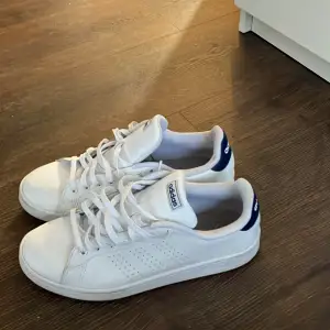 Vita addidas skor storlek 44/2/3 Lite använda kan tvättas så blir de som nya