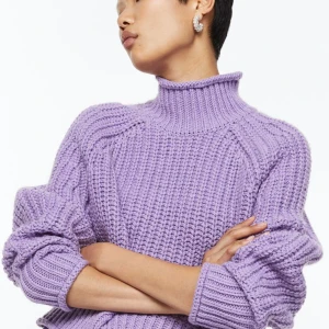 Stickade tröja 💜 - Skön och mjuk  stickade tröja från H&M, i storlek S. Den är fint skick då den tyvärr inte kommer till användning. 