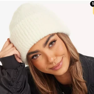 Nelly mössa  - Köpte denna mössan från Nelly men det var inget för mig, använd väldigt få gånger och den är helt felfri. Säljer för 50 kr. ❤️