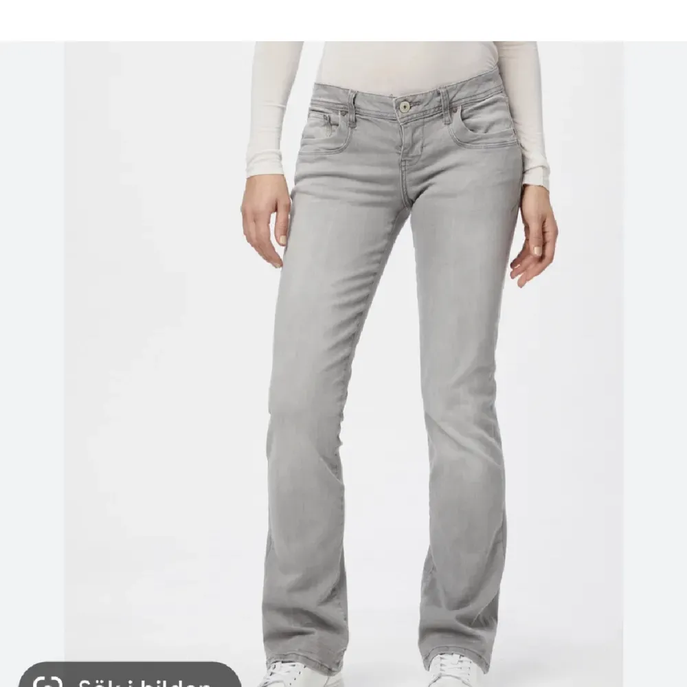 Helt nya par jeans i storlek 28/34 med prislapp på. Pris går att diskutera hör av dig för fler frågor🥰. Jeans & Byxor.
