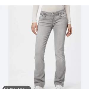 Helt nya par jeans i storlek 28/34 med prislapp på. Pris går att diskutera hör av dig för fler frågor🥰