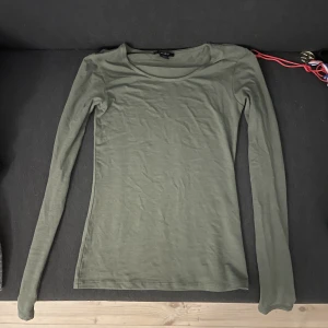 Långärmad tröja - Super fin grön långärmad tröja perfekt till hösten💕