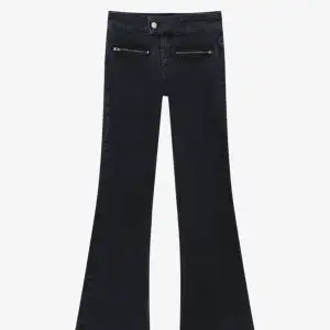 Jätte fina och super populära svarta jeans med coola framfickor med dragkedjor. Är helt slutsålda! Säljer pga förstora för mig. Aldrig använda. Men så fina💓storlek 44 Mått:  Midja rakt över: 41 cm Innerbenslängd: 82 cm  Hela benet: 105 cm  (lånade bilder)