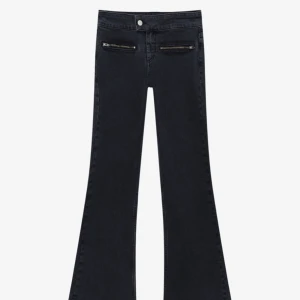 Svarta jeans med dragkedjor  - Jätte fina och super populära svarta jeans med coola framfickor med dragkedjor. Är helt slutsålda! Säljer pga förstora för mig. Aldrig använda. Men så fina💓storlek 44 Mått:  Midja rakt över: 41 cm Innerbenslängd: 82 cm  Hela benet: 105 cm  (lånade bilder)