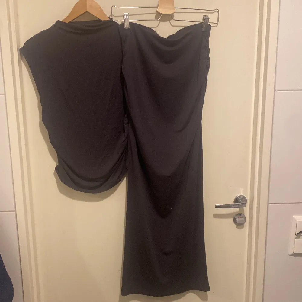 Ett snyggt sett men kjol och tröja från Gina i mörk grå. Använt Max 5 gånger . Klänningar.