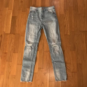 Högmidjade jeans från Lindex  - Säljer nu dessa jeans då dem inte kommer till användning längre!💕 Storlek 170 funkar även för nån som har Xs!💕 Dem går även att justera midjan!💕 Vill ni ha fler bilder eller mått så går de självklart att lösa!💕