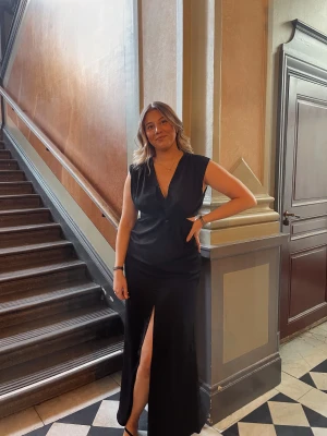 Klänning  - En långklänning/balklänning. Använd vid endast 1 tillfälle så den är i nyskick. 