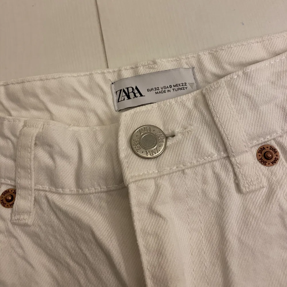 Säljer nu dessa vita zara jeans i stolek 32, inga fläckar eller hål finns🫶🏻❣️helt som ny, säljer för att dom blivit för små så får ej på mig dom❣️säljer för 200kr+frakt kom privat för mer bilder osv🫶🏻❣️. Jeans & Byxor.