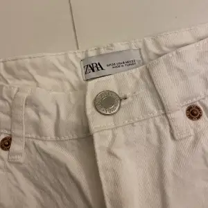 Säljer nu dessa vita zara jeans i stolek 32, inga fläckar eller hål finns🫶🏻❣️helt som ny, säljer för att dom blivit för små så får ej på mig dom❣️säljer för 200kr+frakt kom privat för mer bilder osv🫶🏻❣️