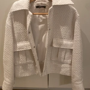 Sthlm stil kappa❣️ - Jättefin kappa perfekt till hösten och våren, köpt för 600, skriv för fler bilder, pris kan diskuteras💞