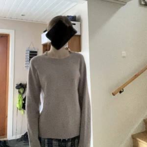 Lila stickad tröja - Lila stickad tröja från Vero Moda💕Sticks inte! Använd ca 3 gånger och har inga fel. Strl. S☺️