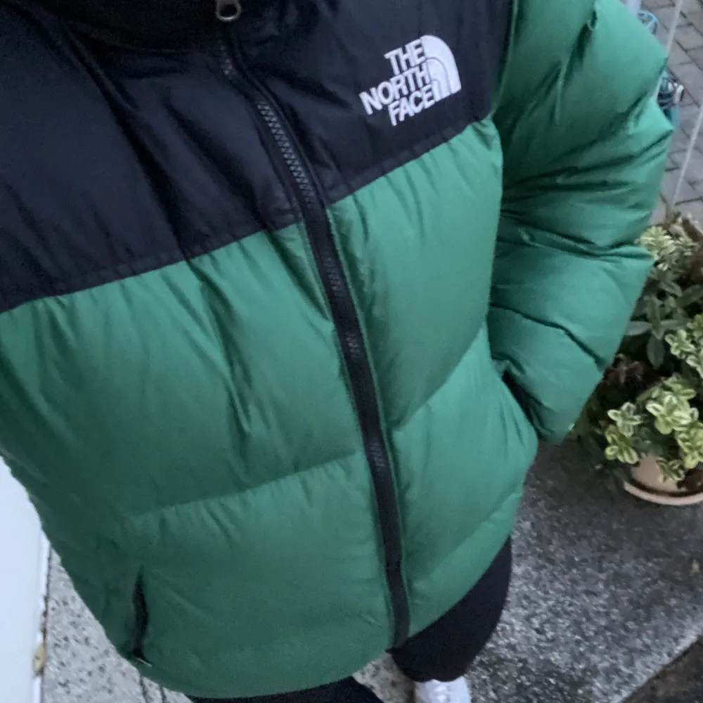 Säljer min älskade north face jacka i en grön unik färg😍passar perfekt till hösten/vintern, använd 2 vintrar men har inga defekter, pris kan diskuteras vid snabb affär! . Jackor.