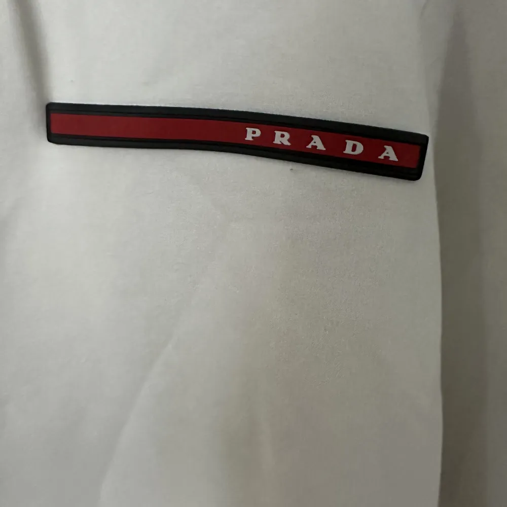 Hej, nu säljer jag min fina vita Prada hoodie som endast är andvänd 1 gång. Priset står inte i sten. Hoodies.