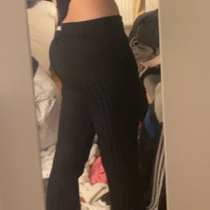 Mjukis❤️ - Jätte sköna byxor som aldrig kommer till användning man kan vika ner dom så dom bli lågmidjade eller ha dom högmidjat 💓💓