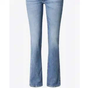SÄLJER dessa jättefina ljusblå jeans från Pepe jeans! Använda få gånger så i väldigt bra skick! Köparen står för frakten, hör av dig vid intresse💞