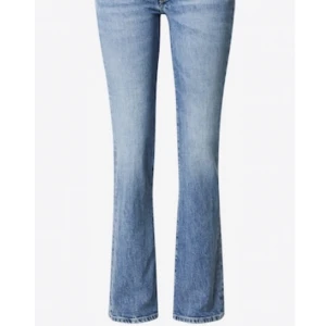 Ljusblå lågmidjade bootcut jeans  - SÄLJER dessa jättefina ljusblå jeans från Pepe jeans! Använda få gånger så i väldigt bra skick! Köparen står för frakten, hör av dig vid intresse💞