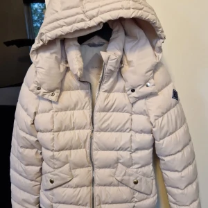 GANT vinterjacka Dam/tjej - Storlek: xs Färg: off white Bra skick, använd endast några gånger. Fin GANT Vinterjacka med luva. Den håller värmen väldigt bra och släpper inte in kyla. Priset kan diskuteras 