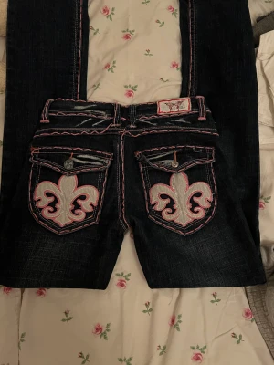 Lågmidjade jeans - Säljer dessa coola lågmidjadd jeansen. Midja-27 innerben-82. Priset kan diskuteras och skickar fler bilder privat! Använd gärna köp nu!