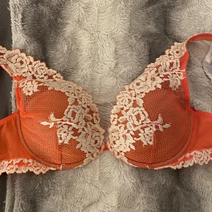 Intimissimi bh - Säljer denna rosa/orangea intimissimi bh-n eftersom att den aldrig kommer till användning och för att storleken är lite liten för mig. Bh-n är endast använd en gång.💕