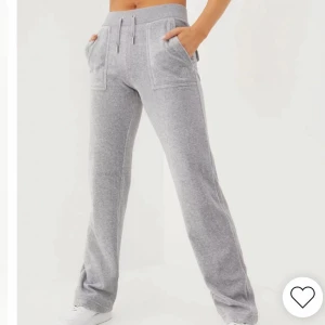 Juice byxor  - Säljer mina juice byxor i ljus grå. Byxorna är i mycket bra skick och skriv  vid frågor💕