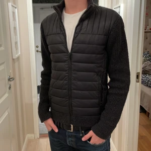 Cardigan  - Tjenare, säljer en stickad cardigan i toppskick! Galet snygg att ha på sig nu i höst 🍁(Tveka inte att skriva vid minsta fundering)